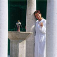 eine Frau am Brunnen