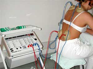 Frau bei Elektrotherapie
