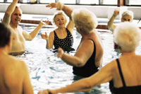 Ältere Menschen beim Wassergymnastik